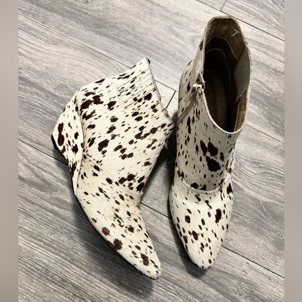 Cowhide Spot Pointed-Toe Wedge Ankle Boots - White/Brown